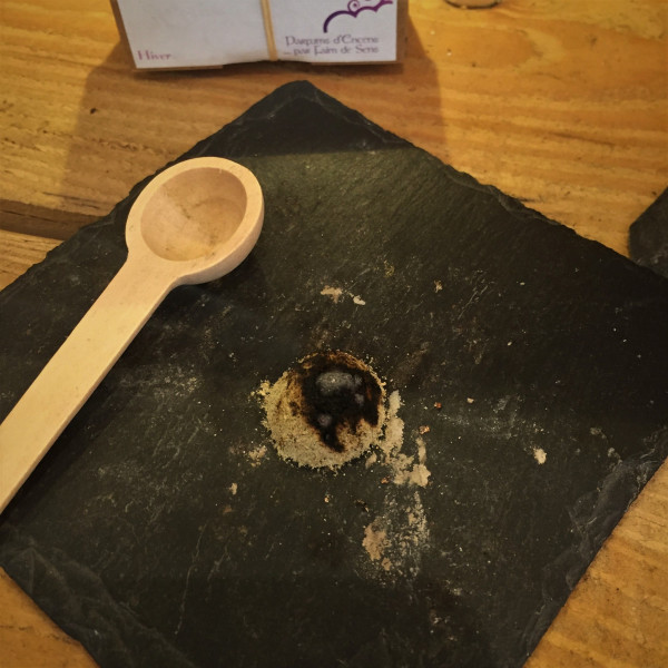 Cuillère pour encens en poudre